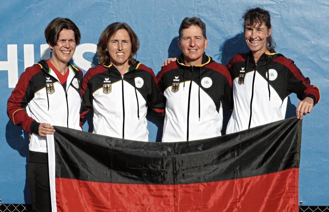 Gabi Kirchner, Anke Wurst, Petra Dobusch und Barbara Seeger (von links) freuen sich über ihre Silbermedaille im Teamwettbewerb. Foto: privat