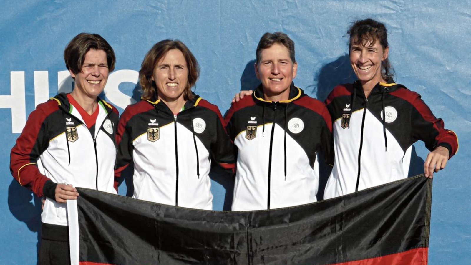 Gabi Kirchner, Anke Wurst, Petra Dobusch und Barbara Seeger (von links) freuen sich über ihre Silbermedaille im Teamwettbewerb. Foto: privat