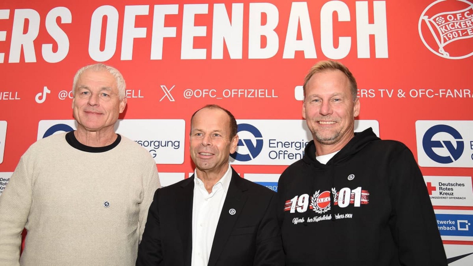 Arbeiten bei Regionalligist Kickers Offenbach eng zusammen: Koordinator Hans Jürgen Boysen, Präsident Joachim Wagner, Sport-Geschäftsführer Martin Pieckenhagen.IMAGO/Hartenfelser