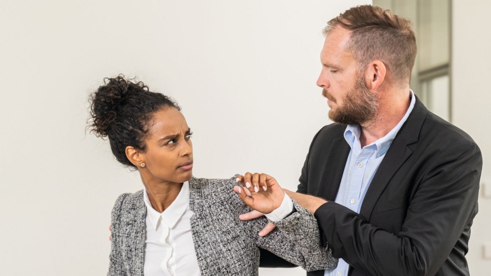 Von Belästigung Betroffene versuchen häufig, kritische Situationen zu vermeiden, wie den Gang alleine zum Kopiergerät. Foto: www.polizei-beratung.de
