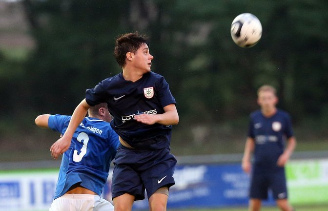 Filip Ristomanov (beim Kopfball) hält den Strafraum des TSV Nussdorf sauber, der sein Pokalspiel in Vaihingen mit 8:1 gewinnt. <span class='image-autor'>Foto: Küppers</span>