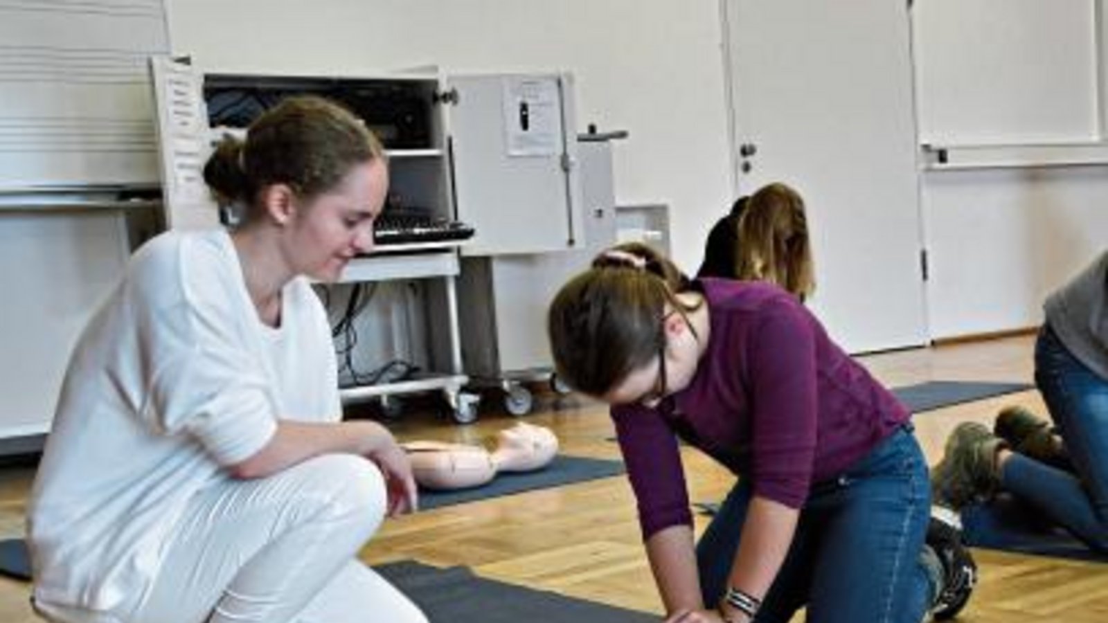 Herz-Lungen-Wiederbelebung geht ganz schön an die Substanz. Um dafür ein Gefühl zu bekommen, durften bereits die jüngsten Lichtensternschüler unter der Anleitung von Lara Lorenz (links) an den Erste-Hilfe-Puppen üben. p