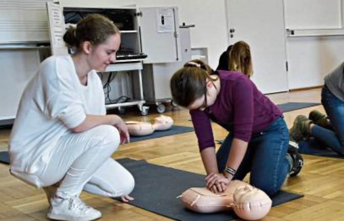 Herz-Lungen-Wiederbelebung geht ganz schön an die Substanz. Um dafür ein Gefühl zu bekommen, durften bereits die jüngsten Lichtensternschüler unter der Anleitung von Lara Lorenz (links) an den Erste-Hilfe-Puppen üben. p