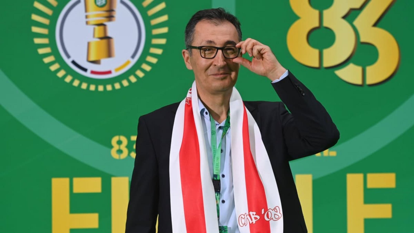 Ein Fan des Sports: Cem Özdemir beim Pokalfinale zwischen dem VfB Stuttgart und dem FC Bayern München im Mai im Berliner Olympiastadion.IMAGO/Sven Simon Ein Fan des Sports: Cem Özdemir beim Pokalfinale zwischen dem VfB Stuttgart und dem FC Bayern München im Mai im Berliner Olympiastadion.IMAGO/Sven Simon