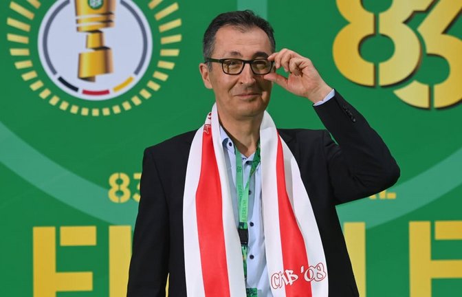 Ein Fan des Sports: Cem Özdemir beim Pokalfinale zwischen dem VfB Stuttgart und dem FC Bayern München im Mai im Berliner Olympiastadion.<span class='image-autor'>IMAGO/Sven Simon</span>