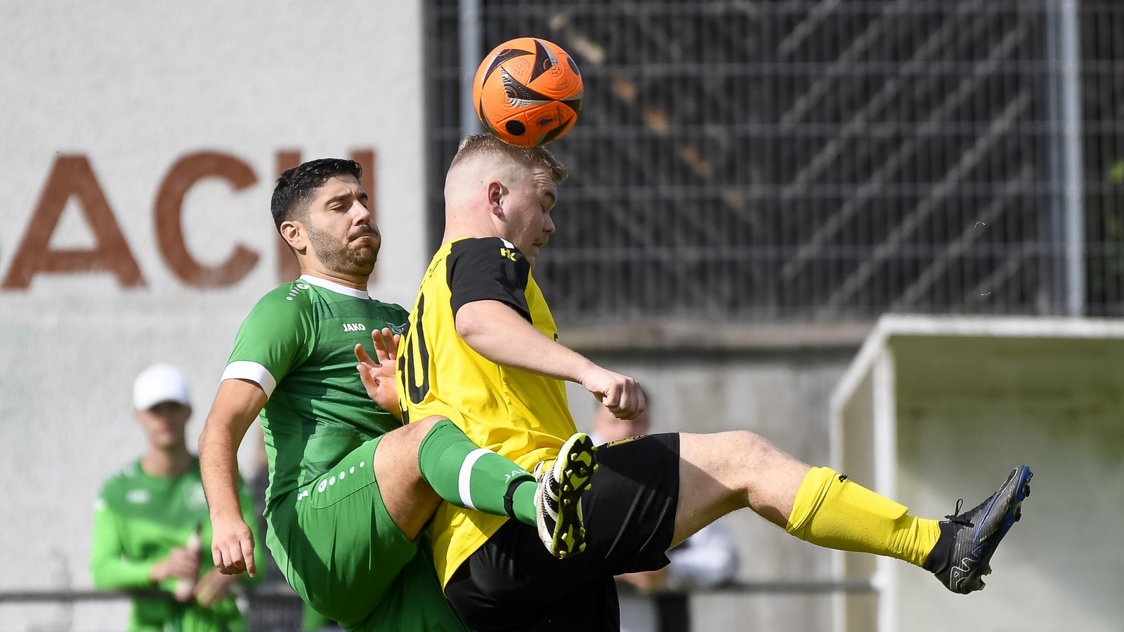 Der TSV Kleinglattbach (links Harun Beldek) sieht sich für das Kräftemessen mit dem TSV Enzweihingen am Sonntag gut gerüstet. Foto: Leitner