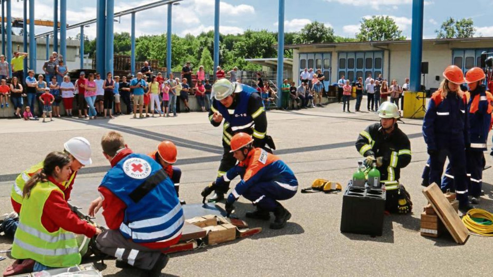 Etliche Zuschauer beobachten, wie ein vermeintlich Verletzter von den jungen Einsatzkräften versorgt wird. Fotos: Rücker Etliche Zuschauer beobachten, wie ein vermeintlich Verletzter von den jungen Einsatzkräften versorgt wird. Fotos: Rücker