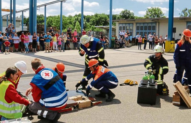 Etliche Zuschauer beobachten, wie ein vermeintlich Verletzter von den jungen Einsatzkräften versorgt wird.  Fotos: Rücker