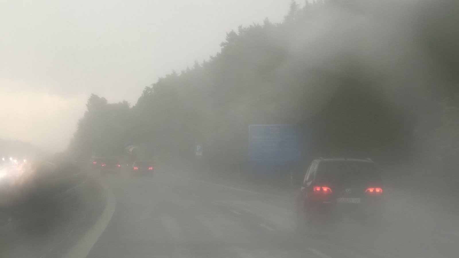 In Teilen Deutschlands sind am Freitag Niederschläge von bis zu 30 Litern pro Quadratmeter möglich. (Symbolbild)Bernd März/extremwetter.tv /dpa In Teilen Deutschlands sind am Freitag Niederschläge von bis zu 30 Litern pro Quadratmeter möglich. (Symbolbild)Bernd März/extremwetter.tv /dpa
