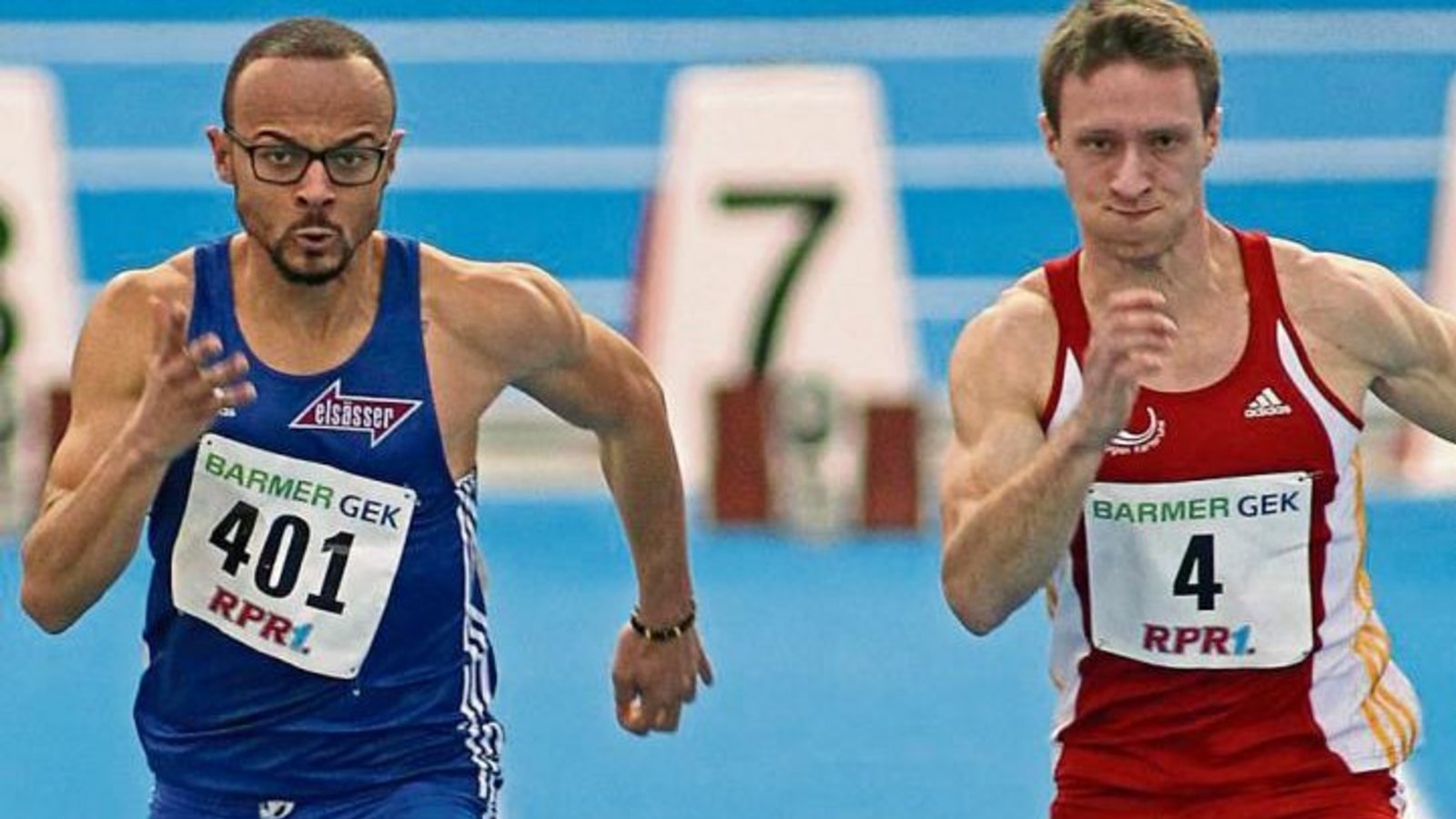 John-Henry Tate ließ (links) sich zwar im DM-Vorlauf über 60 Meter von einem Ellbogenschlag von Nico Gädicke aus der Konzentration bringen, blieb aber unter sieben Sekunden.  Foto: Görlitz