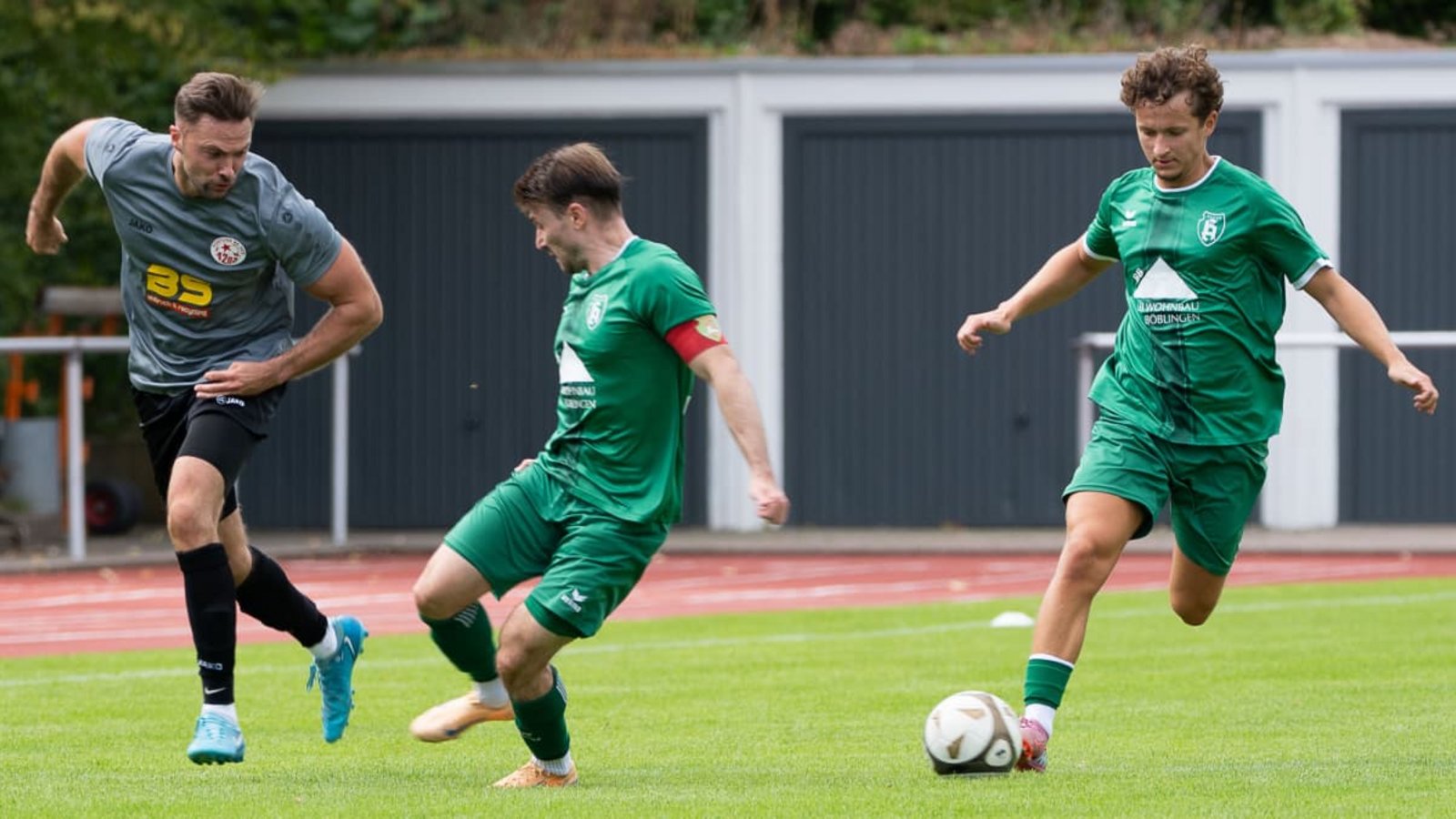 Marc Stefani (li.) von Fortuna Böblingen nimmt es mit zwei Spielern der SpVgg Holzgerlingen II (in Grün) auf: Am Ende behält die Hotze-Zweite aber doch die Oberhand.Eibner/Manuel Flierl Marc Stefani (li.) von Fortuna Böblingen nimmt es mit zwei Spielern der SpVgg Holzgerlingen II (in Grün) auf: Am Ende behält die Hotze-Zweite aber doch die Oberhand.Eibner/Manuel Flierl