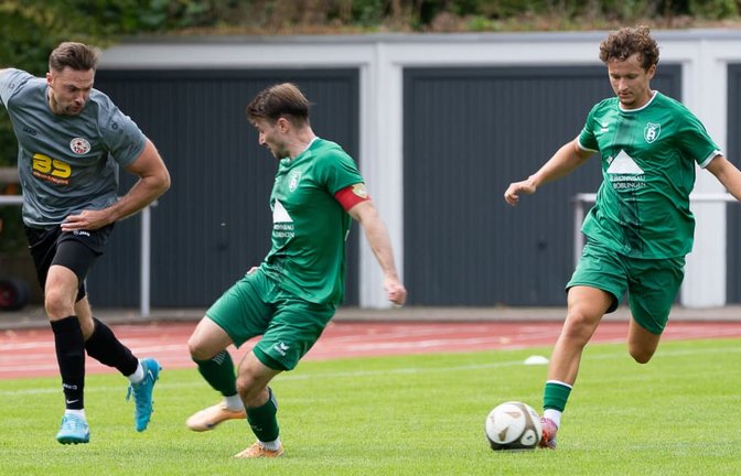 Marc Stefani (li.) von Fortuna Böblingen nimmt es mit zwei Spielern der SpVgg Holzgerlingen II (in Grün) auf: Am Ende behält die Hotze-Zweite aber doch die Oberhand.<span class='image-autor'>Eibner/Manuel Flierl</span>
