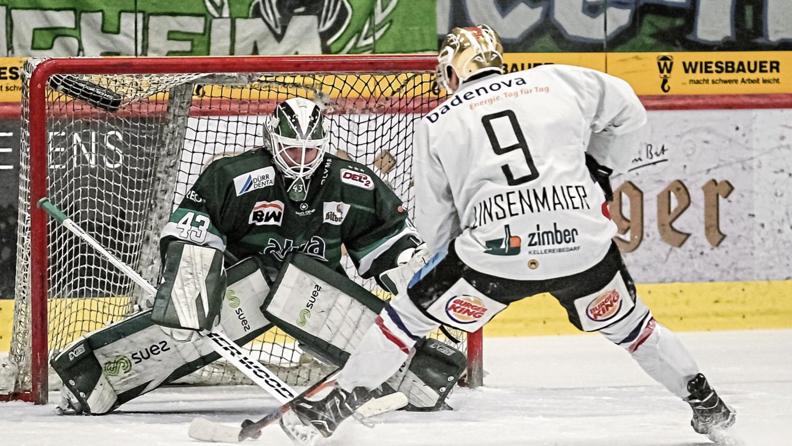 Freiburgs Nikolas Linsenmaier überwindet Steelers-Goalie Ilya Sharipov (links) per Penalty zum 2:3-Anschlusstreffer. Foto: Simecek Freiburgs Nikolas Linsenmaier überwindet Steelers-Goalie Ilya Sharipov (links) per Penalty zum 2:3-Anschlusstreffer. Foto: Simecek