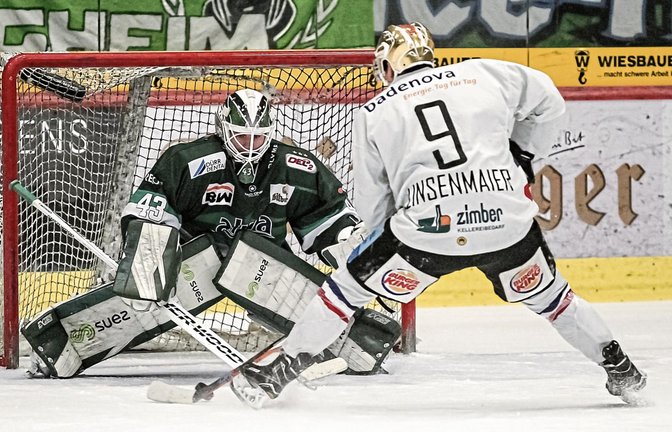 Freiburgs Nikolas Linsenmaier überwindet Steelers-Goalie Ilya Sharipov (links) per Penalty zum 2:3-Anschlusstreffer. Foto: Simecek