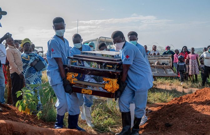 Der Leichnam eines an Ebola Verstorbenen wird in der Stadt Bunia im Kongo von Gesundheitsmitarbeitern beerdigt.<span class='image-autor'>Imago/Anadolu Agency</span>