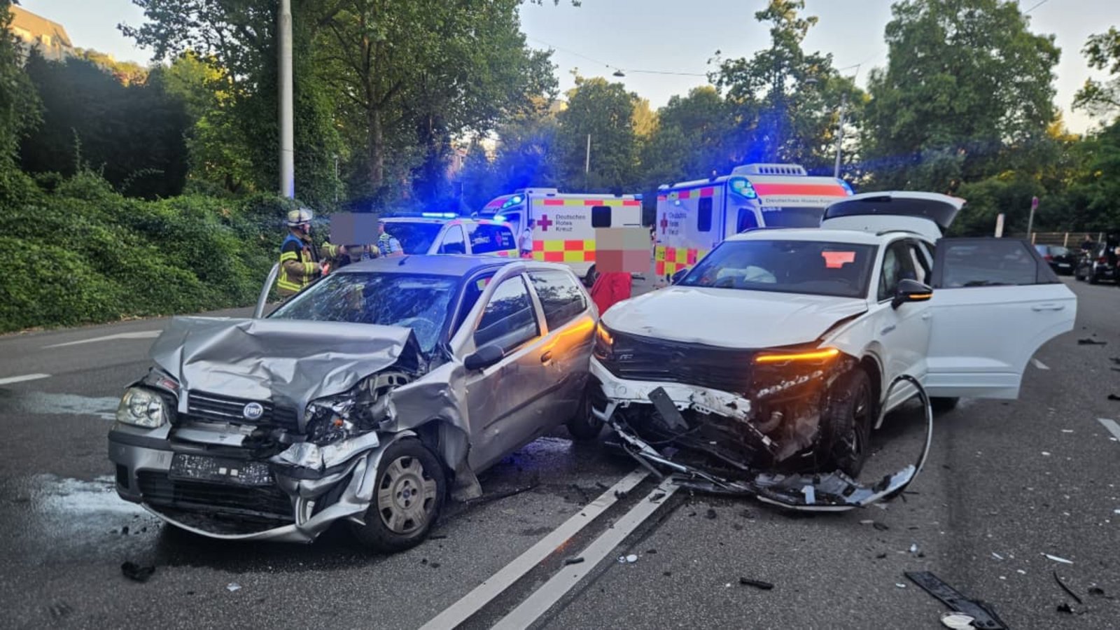 Bei dem Unfall wurden mehrere Menschen verletzt.Andreas Rosar Bei dem Unfall wurden mehrere Menschen verletzt.Andreas Rosar