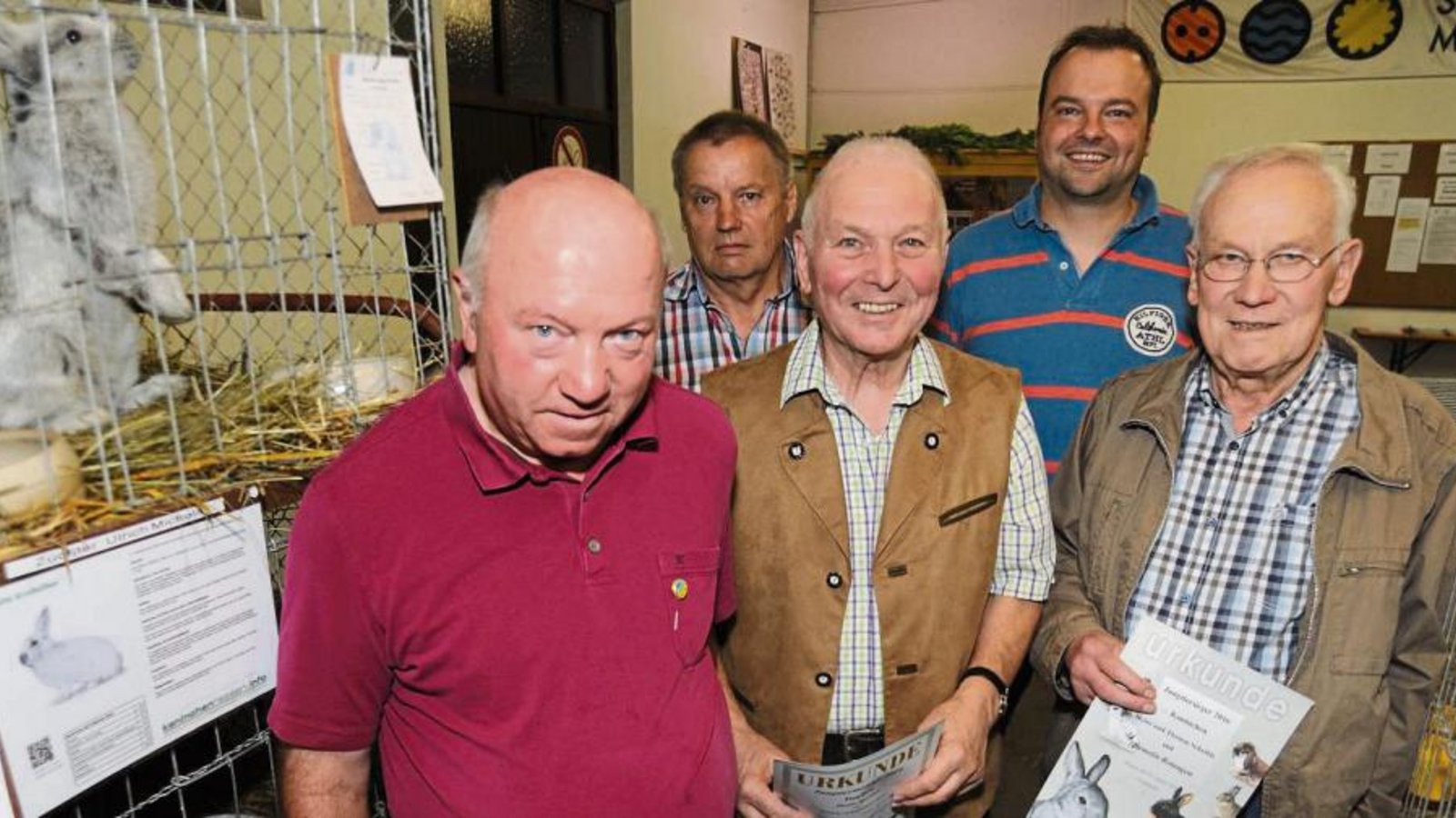 Martin Jarosch, Heinz Speidel, Heinz Scheible (vorne von links) sowie Norbert Mannhardt wurden von Marco Mannhardt (hinten von rechts) bei der Jungtierschau geehrt. Foto: Fotomoment Martin Jarosch, Heinz Speidel, Heinz Scheible (vorne von links) sowie Norbert Mannhardt wurden von Marco Mannhardt (hinten von rechts) bei der Jungtierschau geehrt. Foto: Fotomoment