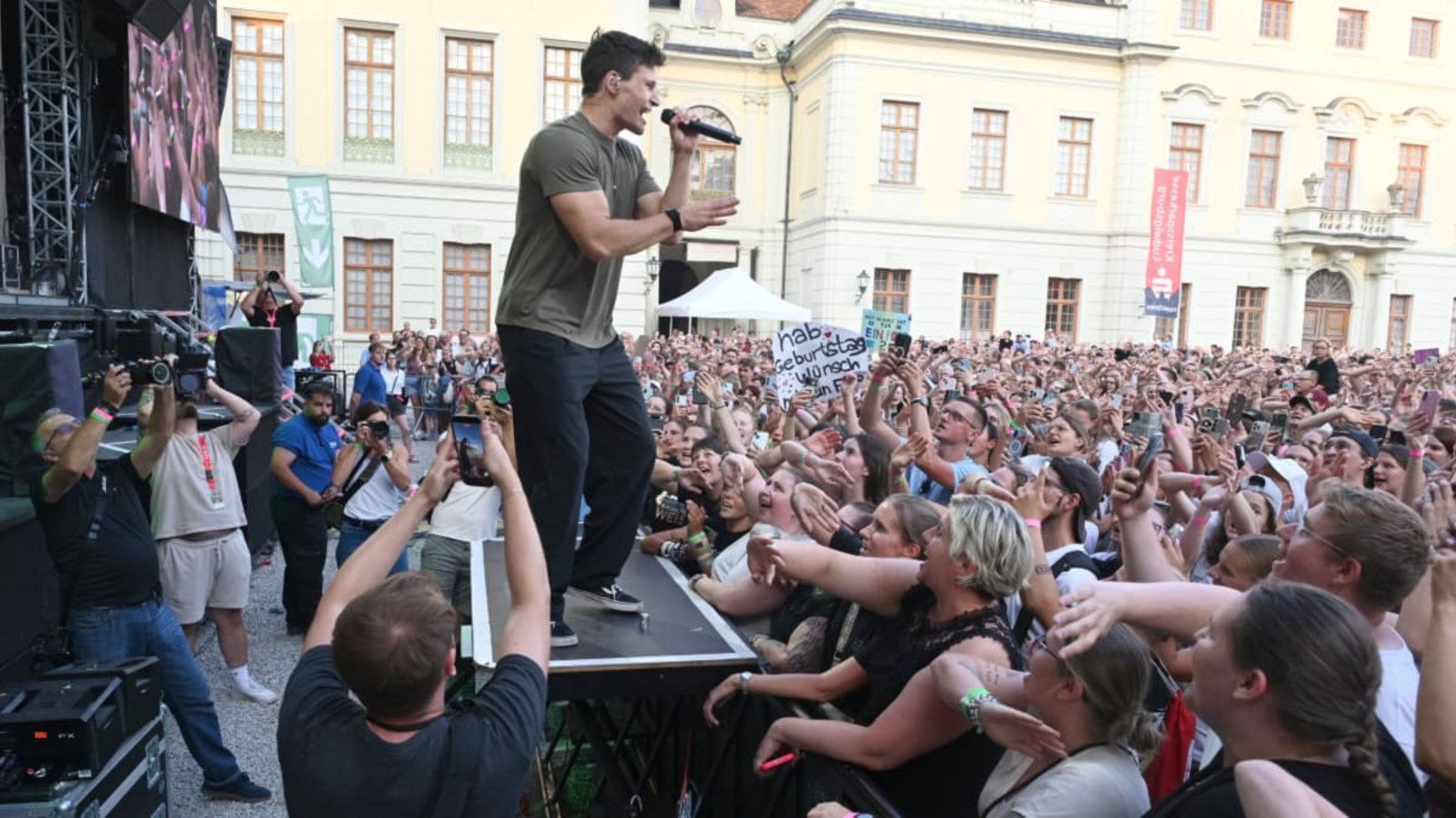 Wincent Weiss hatte sein Publikum vom ersten Moment an in der Tasche.Werner Kuhnle