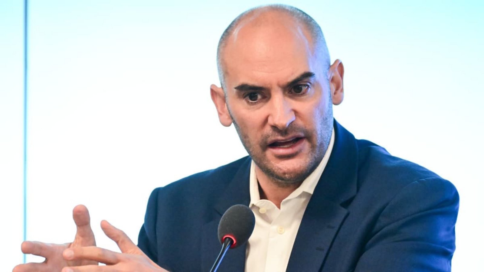 Finanzminister Danyal Bayaz (Grüne) hatte im Sommer rund eine Milliarde Euro in Aussicht gestellt, von denen die Kommunen allerdings die Hälfte zurückzahlen solltendpa/Bernd Weißbrod Finanzminister Danyal Bayaz (Grüne) hatte im Sommer rund eine Milliarde Euro in Aussicht gestellt, von denen die Kommunen allerdings die Hälfte zurückzahlen solltendpa/Bernd Weißbrod