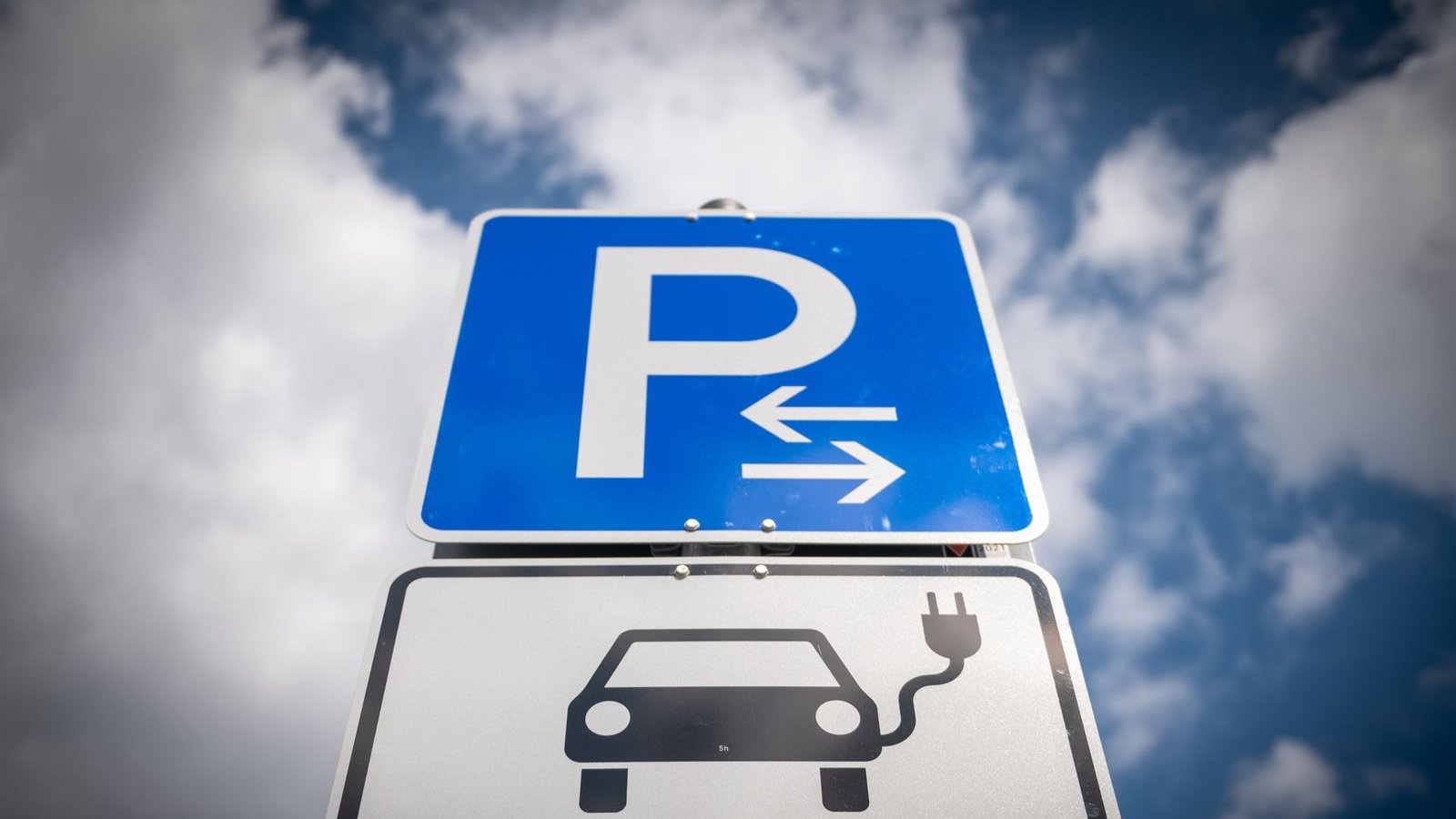 Welche Gemeinde hat die meisten E-Auto-Ladesäulen? Unser Ranking verrät es.Foto: dpa/Hendrik Schmidt Welche Gemeinde hat die meisten E-Auto-Ladesäulen? Unser Ranking verrät es.Foto: dpa/Hendrik Schmidt