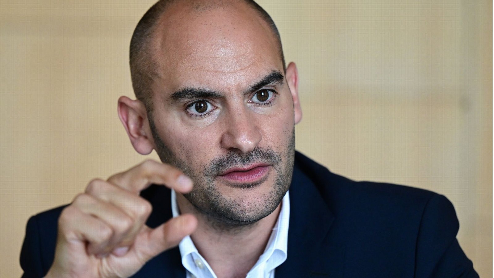 Finanzminister Danyal Bayaz steht unter Druck, bei der Besoldungserhöhung nachzulegen.Foto: dpa/Bernd Weißbrod Finanzminister Danyal Bayaz steht unter Druck, bei der Besoldungserhöhung nachzulegen.Foto: dpa/Bernd Weißbrod