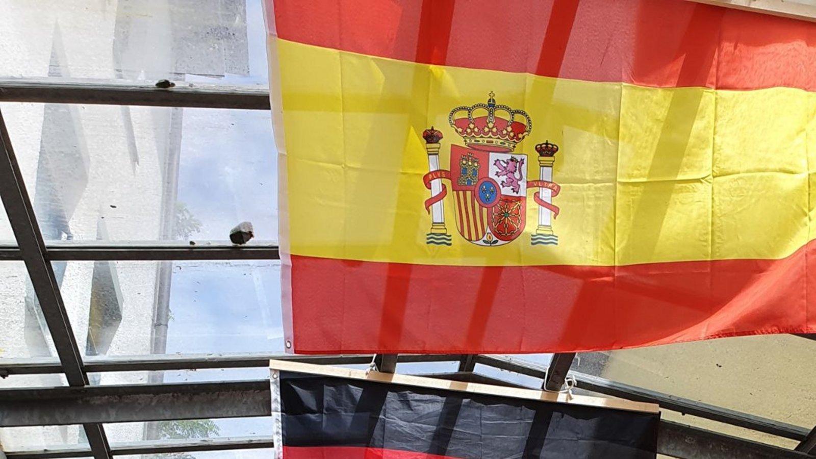 In Donaueschingen sind die Straßen mit deutschen und spanischen Fahnen geschmückt.Foto: red/Wein In Donaueschingen sind die Straßen mit deutschen und spanischen Fahnen geschmückt.Foto: red/Wein
