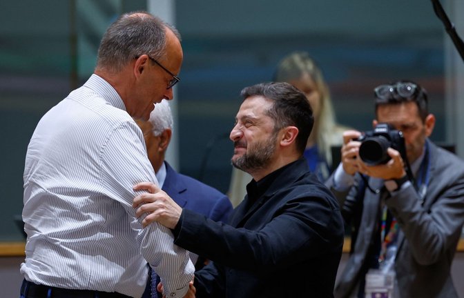 Bundeskanzler Friedrich Merz unterhält sich mit dem ukrainischen Präsidenten Wolodymyr Selenskyj  auf dem EU-Gipfel.<span class='image-autor'>Foto: Geert Vanden Wijngaert/AP Pool/dpa</span>