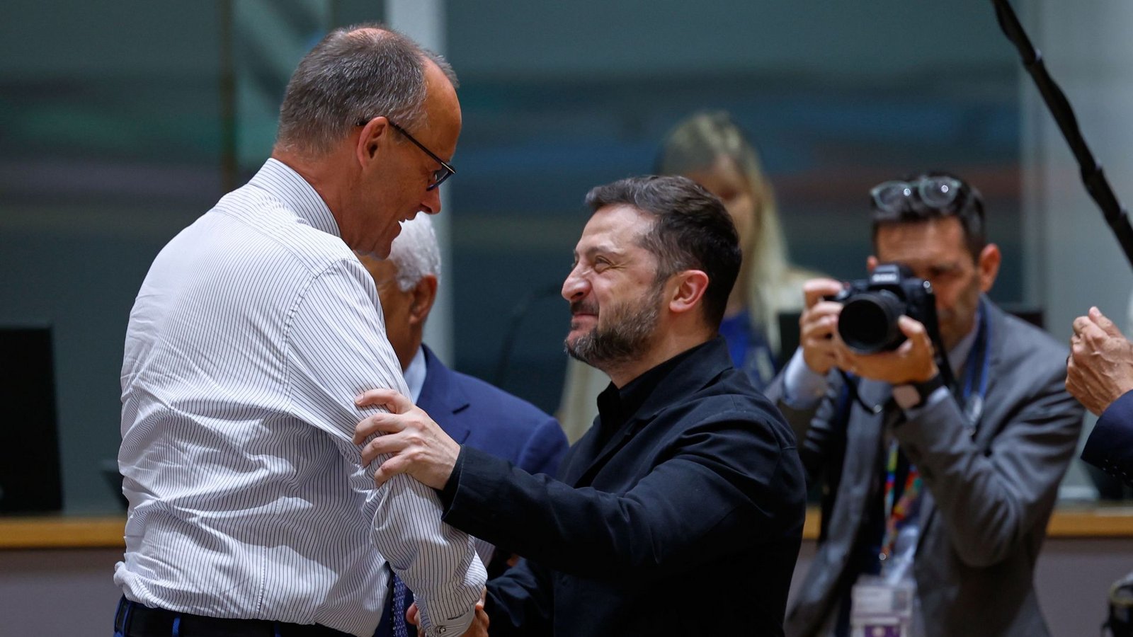 Bundeskanzler Friedrich Merz unterhält sich mit dem ukrainischen Präsidenten Wolodymyr Selenskyj auf dem EU-Gipfel.Foto: Geert Vanden Wijngaert/AP Pool/dpa Bundeskanzler Friedrich Merz unterhält sich mit dem ukrainischen Präsidenten Wolodymyr Selenskyj auf dem EU-Gipfel.Foto: Geert Vanden Wijngaert/AP Pool/dpa