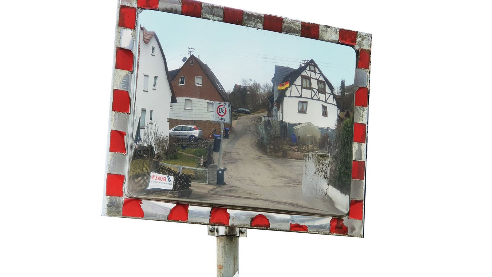 In Spiegelberg-Jux hängt so manche Deutschlandflagge.Foto: Wein In Spiegelberg-Jux hängt so manche Deutschlandflagge.Foto: Wein