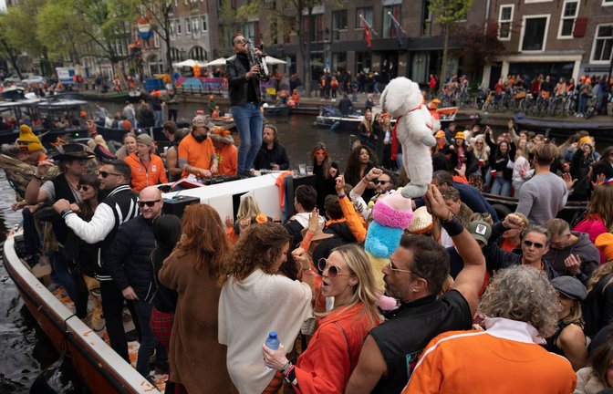 In Amsterdam wird ausgelassen gefeiert.<span class='image-autor'>Foto: Peter Dejong/AP/dpa</span>