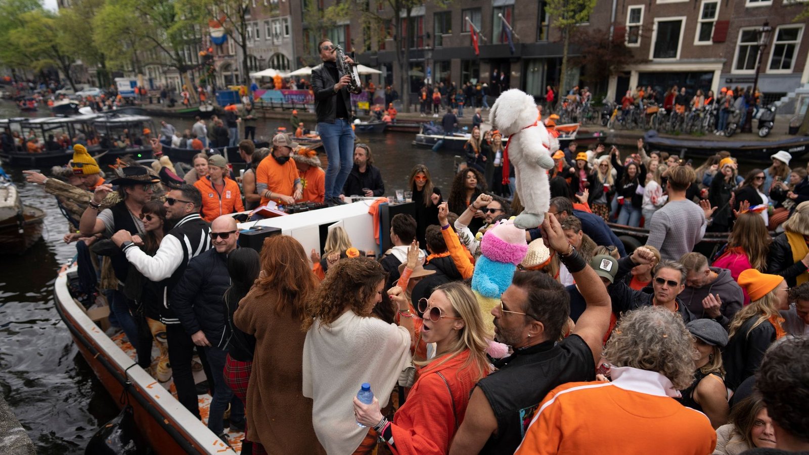 In Amsterdam wird ausgelassen gefeiert.Foto: Peter Dejong/AP/dpa