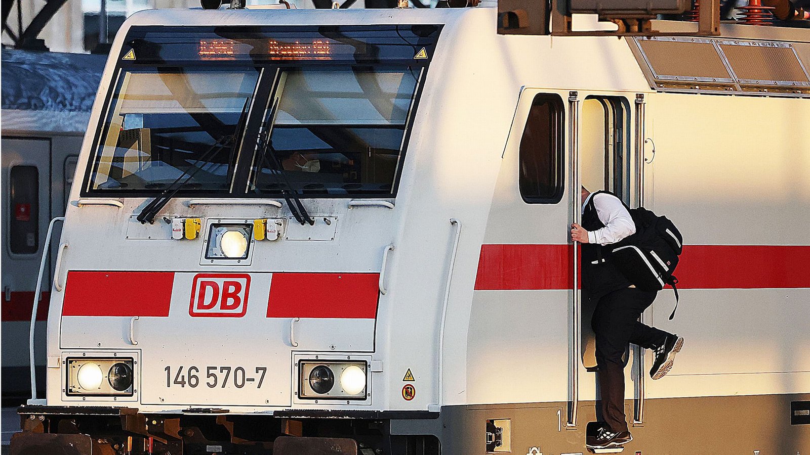 Die Lokführer der Gewerkschaft GDL wollen streiken. (Archivbild)Foto: dpa/Oliver Berg