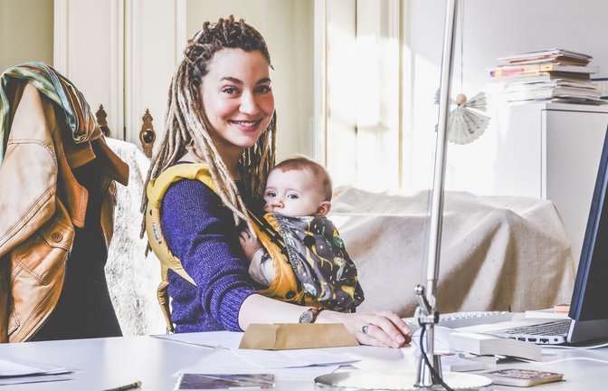 „Das ist meine Traumstelle“: Magdalena Henken-Viereck mit ihrem Töchterchen im Büro<span class='image-autor'>Foto: Andreas Reiner</span>