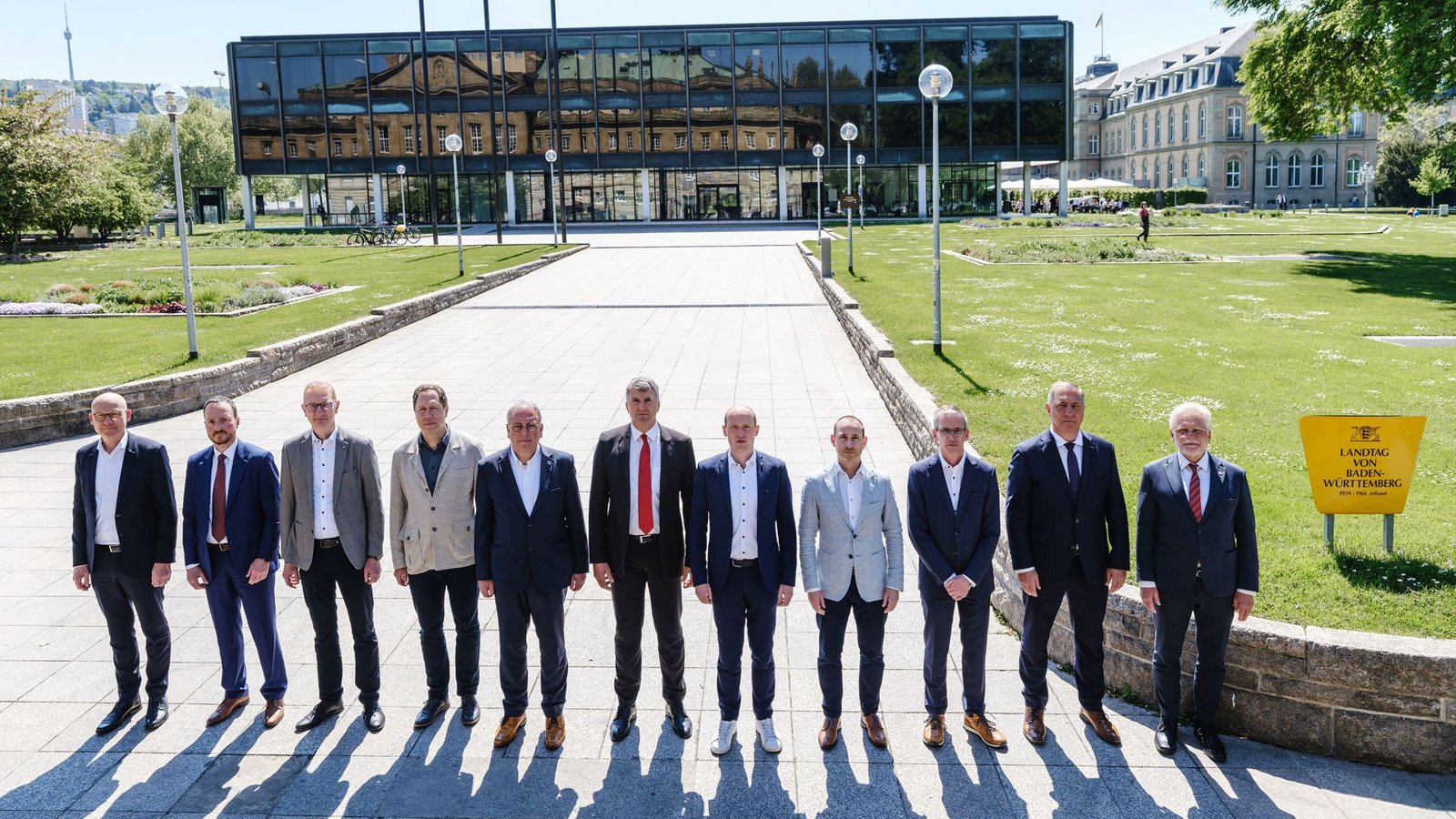 Für die Aufnahme des Videos hat der Städtetag Baden-Württemberg mehrere Bürgermeister vor dem Landtagsgebäude in Stuttgart zusammengetrommelt.Foto: Städtetag Baden-Württemberg/Michael Fuchs Für die Aufnahme des Videos hat der Städtetag Baden-Württemberg mehrere Bürgermeister vor dem Landtagsgebäude in Stuttgart zusammengetrommelt.Foto: Städtetag Baden-Württemberg/Michael Fuchs