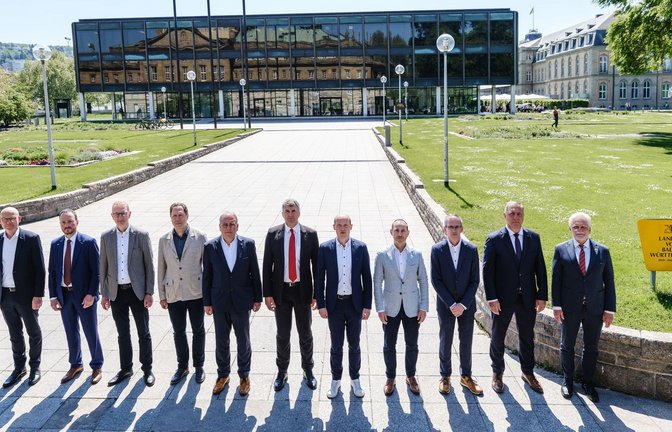 Für die Aufnahme des Videos  hat der Städtetag Baden-Württemberg  mehrere Bürgermeister vor dem Landtagsgebäude in Stuttgart zusammengetrommelt.<span class='image-autor'>Foto: Städtetag Baden-Württemberg/Michael Fuchs</span>