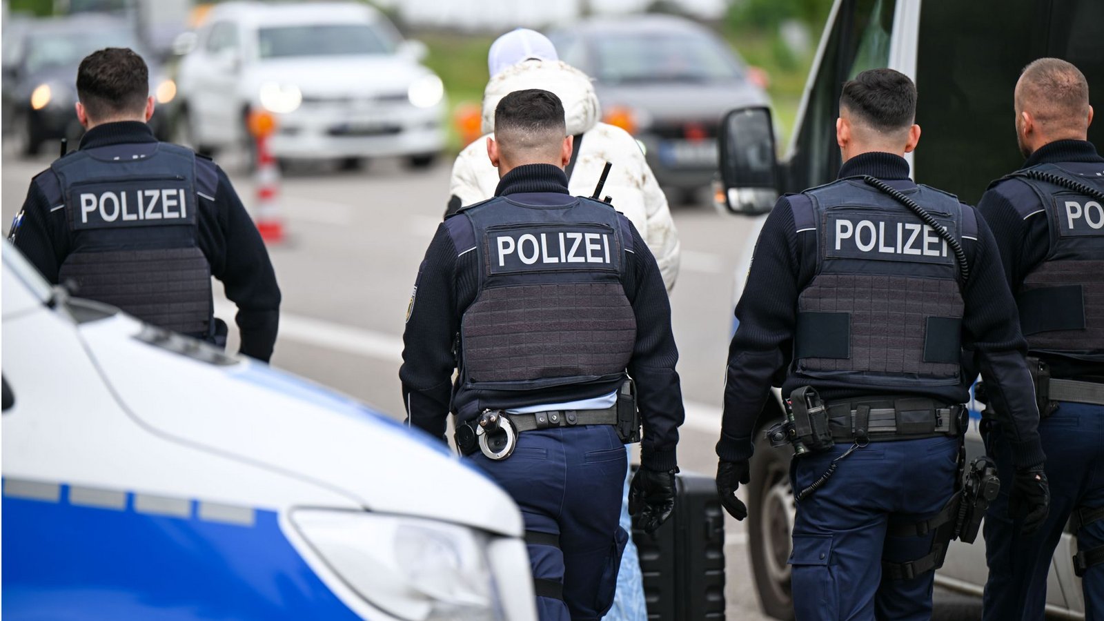 Die Polizei weist einen Mann an der deutsch-französischen Grenze in Kehl zurück.Foto: dpa/onw-images/Marius Bulling