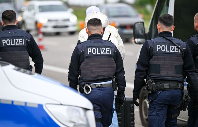 Die Polizei weist einen Mann an der deutsch-französischen Grenze in Kehl zurück.<span class='image-autor'>Foto: dpa/onw-images/Marius Bulling</span>