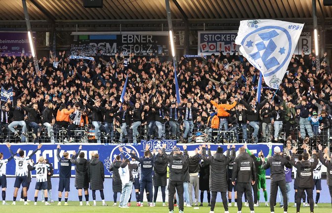 Feiertag im Gazi-Stadion: Die Kickers-Spieler jubeln ausgelassen mit ihren Fans.<span class='image-autor'>Foto: Baumann/Alexander Keppler</span>