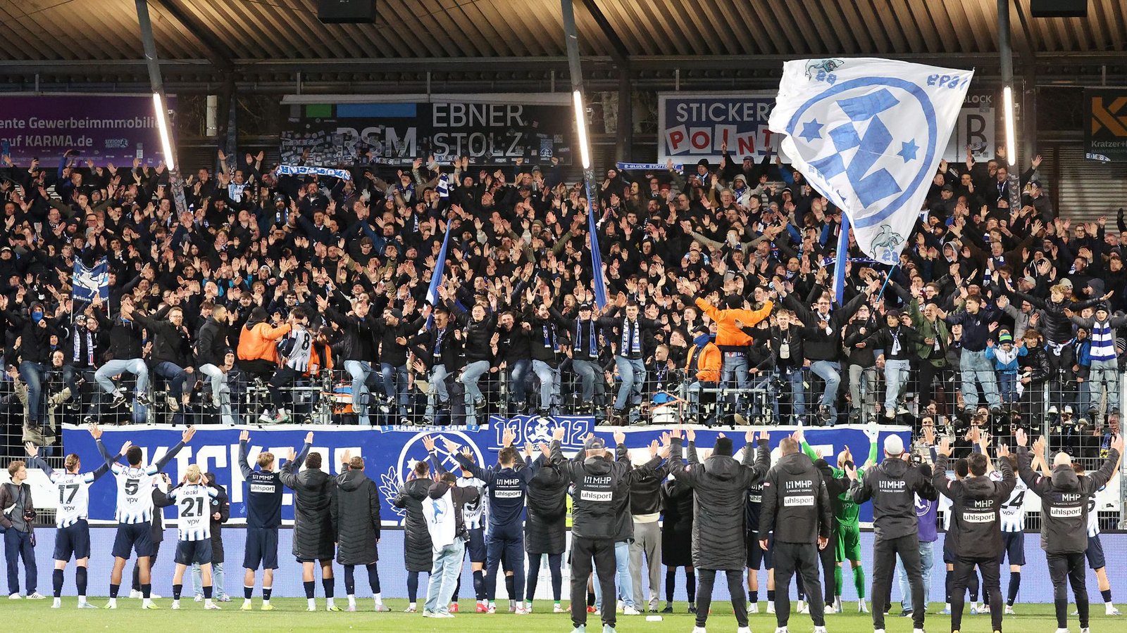 Feiertag im Gazi-Stadion: Die Kickers-Spieler jubeln ausgelassen mit ihren Fans.Foto: Baumann/Alexander Keppler