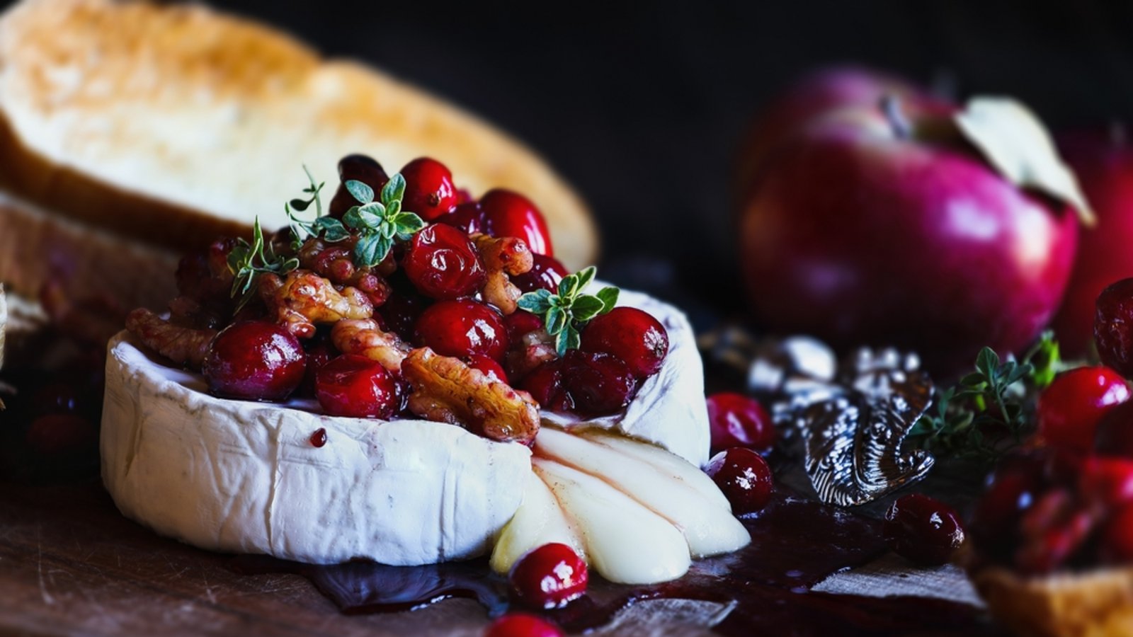 Bei "Kaffee oder Tee" gibt es heute einen Ofenkäse mit Apfel und Cranberry. (Symbolbild)Foto: Stephanie Frey/ Shutterstock Bei "Kaffee oder Tee" gibt es heute einen Ofenkäse mit Apfel und Cranberry. (Symbolbild)Foto: Stephanie Frey/ Shutterstock