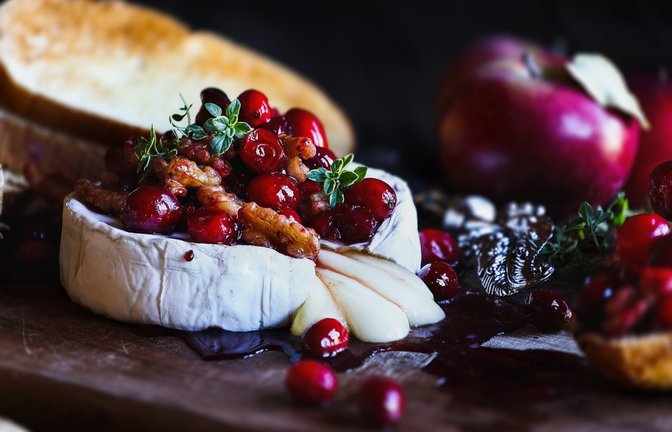 Bei "Kaffee oder Tee" gibt es heute einen Ofenkäse mit Apfel und Cranberry. (Symbolbild)<span class='image-autor'>Foto: Stephanie Frey/ Shutterstock</span>
