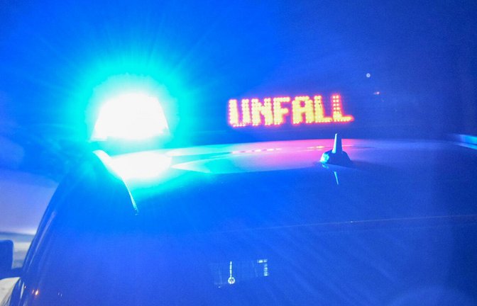 Die Bundesstraße blieb nach dem Unfall mehrere Stunden lang gesperrt (Symbolbild).<span class='image-autor'>Foto: imago images/onw-images/Marvin Koss via www.imago-images.de</span>