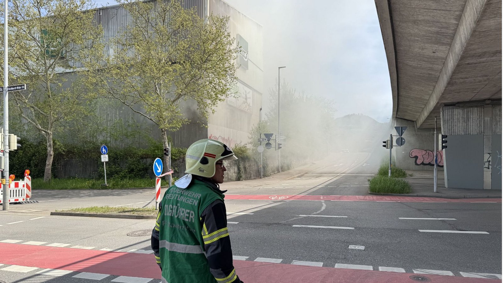 Die Löscharbeiten werden wohl noch bis in den Abend andauern.Foto: SDMG Die Löscharbeiten werden wohl noch bis in den Abend andauern.Foto: SDMG