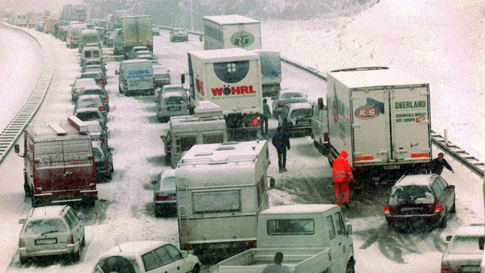 1978/1979: Eine solche Schneekatastrophe war für Norddeutschland sehr ungewöhnlich. Der Schneesturm der Jahreswende wurde als Katastrophenfall bezeichnet.Foto: dpa 1978/1979: Eine solche Schneekatastrophe war für Norddeutschland sehr ungewöhnlich. Der Schneesturm der Jahreswende wurde als Katastrophenfall bezeichnet.Foto: dpa