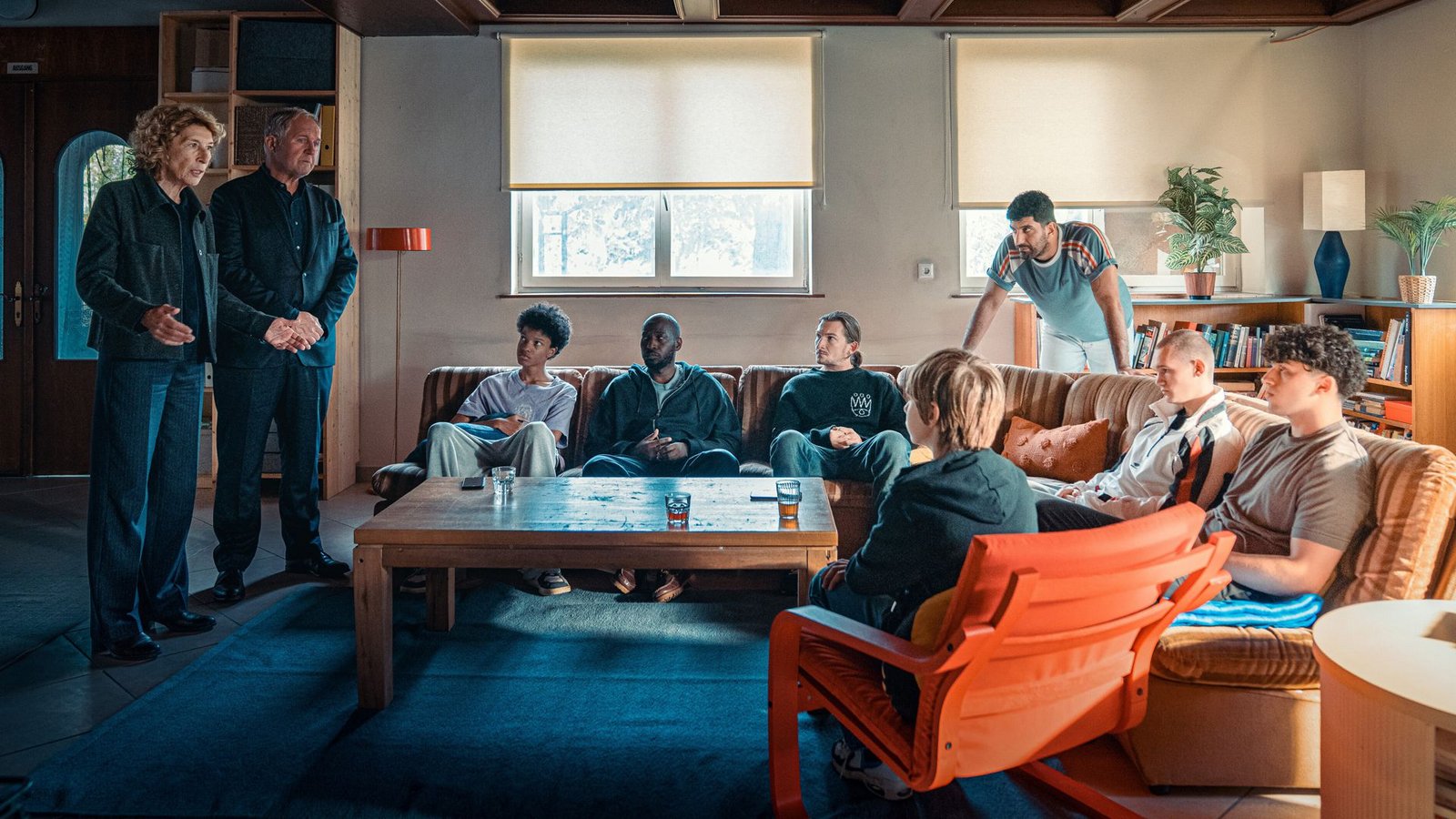 Der Besuch des Ermittler-Duos kommt nur mittelmäßig an: Adele Neuhauser (Rolle: Bibi Fellner), Harald Krassnitzer (Rolle: Moritz Eisner), Yacouba Diabate (Rolle: Oki Okotho Sialo), Ayo Aloba (Rolle: Femi Olaifa), Augustin Groz (Rolle: Simon Rechnik), Christoph Lackner-Zinner (Rolle: Levi Hubner), Emre Cakir (Rolle: Araz Barzani), Tristan Witzel (Rolle: Leon Prammer), Renas Hussin (Rolle: Mo Mohammed Essa).Foto: ORF/Petro Domenigg