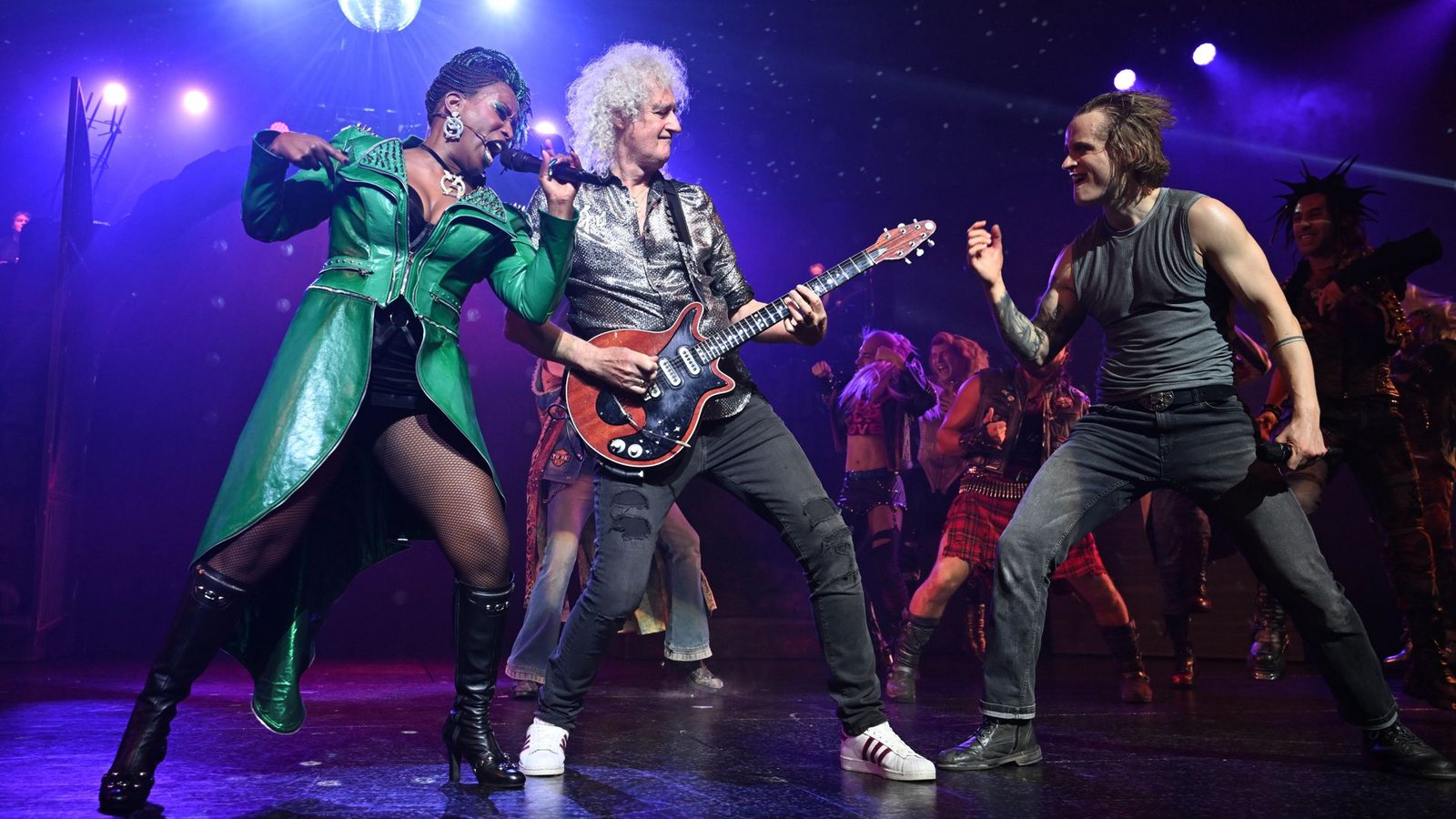 Der Rock’n’Roll ist zurück: Queen-Gitarrist Brian Mai im „We Will Rock You“-Finale mit Aisata Blackman und Kapser NilssonFoto: Stage Entertainment/Ben Pakalski Der Rock’n’Roll ist zurück: Queen-Gitarrist Brian Mai im „We Will Rock You“-Finale mit Aisata Blackman und Kapser NilssonFoto: Stage Entertainment/Ben Pakalski
