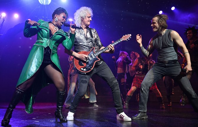 Der Rock’n’Roll ist zurück: Queen-Gitarrist Brian Mai im „We Will Rock You“-Finale mit Aisata Blackman und Kapser Nilsson<span class='image-autor'>Foto: Stage Entertainment/Ben Pakalski</span>