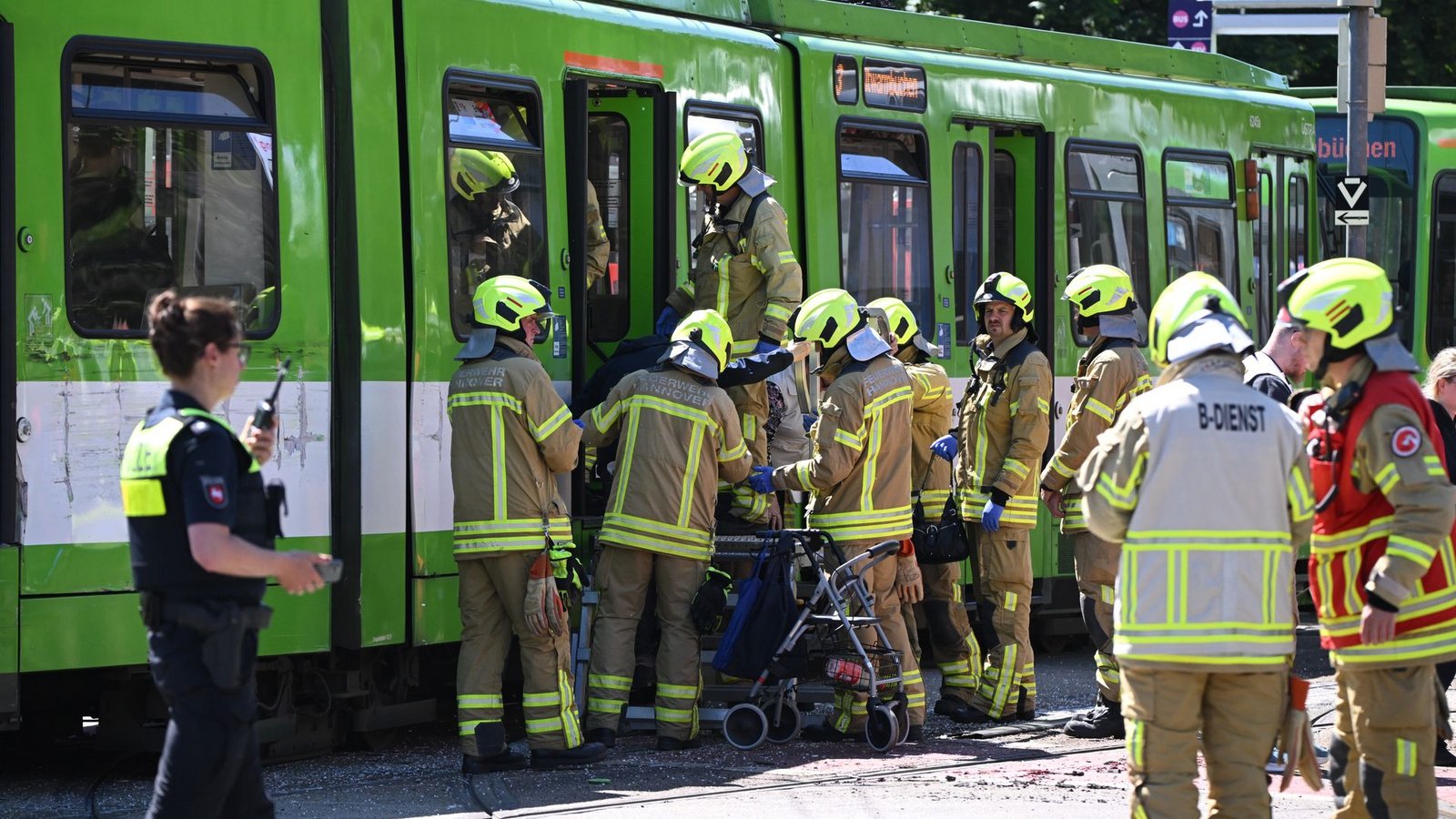 Die beiden Bahnen waren kollidiert.Foto: Julian Stratenschulte/dpa