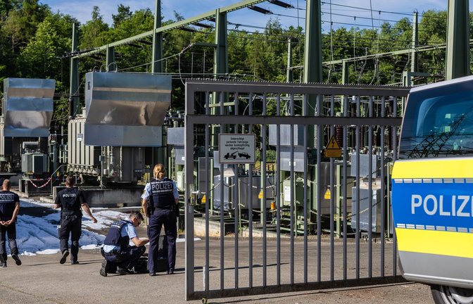 Die Polizei ermittelt nach dem Brand in einem Umspannwerk in Reutlingen.<span class='image-autor'>Foto: Christoph Schmidt/dpa</span>