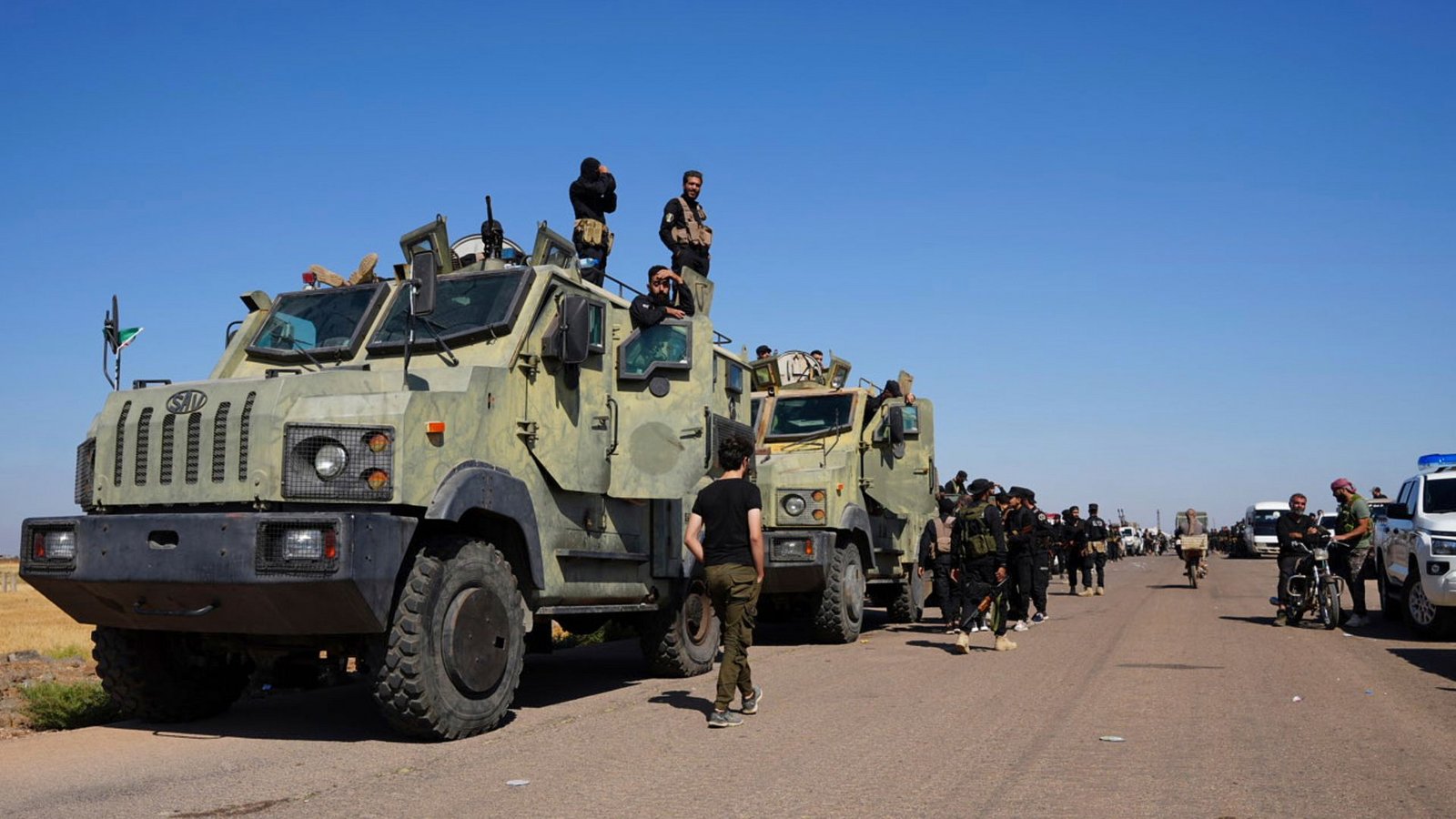 Sicherheitskräfte der syrischen Regierung versammeln sich am Rande der Provinz Suwaida, wo es zu Zusammenstößen bewaffneter Gruppen gekommen ist.Foto: AP/dpa/Malek Khattab Sicherheitskräfte der syrischen Regierung versammeln sich am Rande der Provinz Suwaida, wo es zu Zusammenstößen bewaffneter Gruppen gekommen ist.Foto: AP/dpa/Malek Khattab